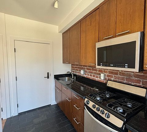 5th image of 920 Montgomery St #311