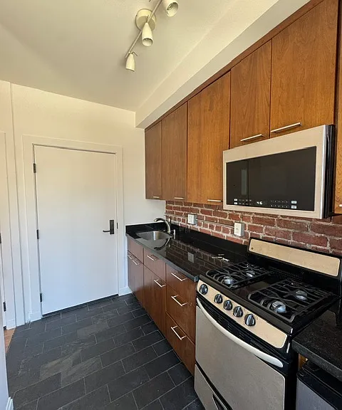 920 Montgomery St #311 — Photo 5