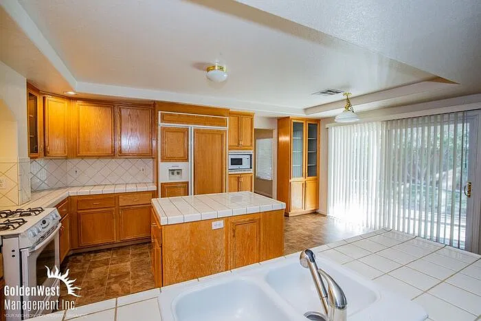 6 bed, 3.0 bath, 3257 sqft, $2,950 — Photo 4