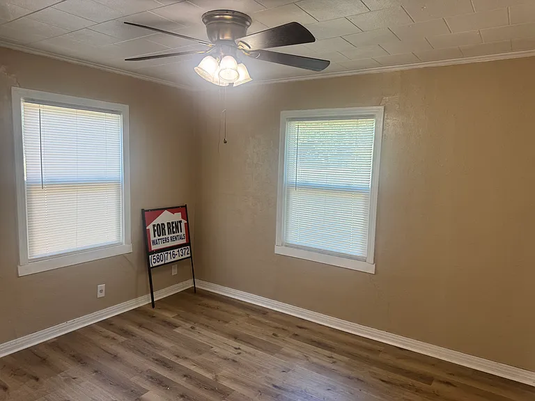 916 N Pine St — Photo 5