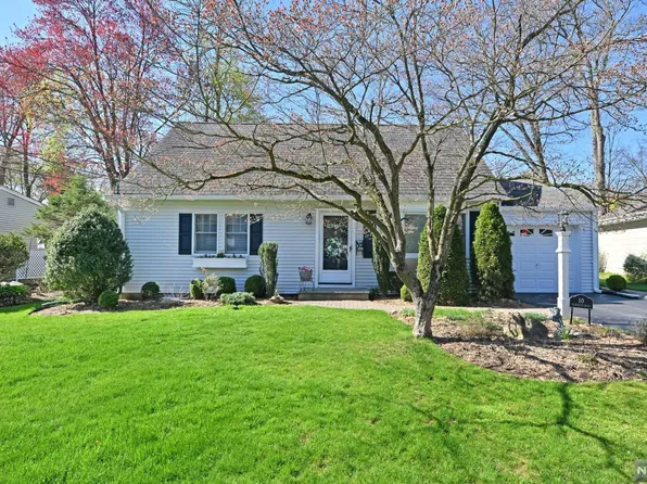 10 Fairhaven Dr, Midland Park, NJ 07432