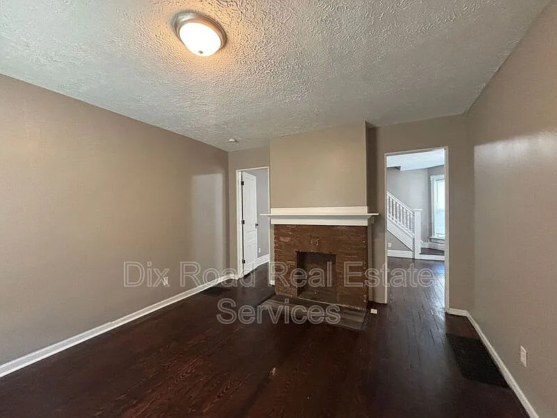 3 bed, 1.0 bath, 1432 sqft, $1,095 — Photo 4