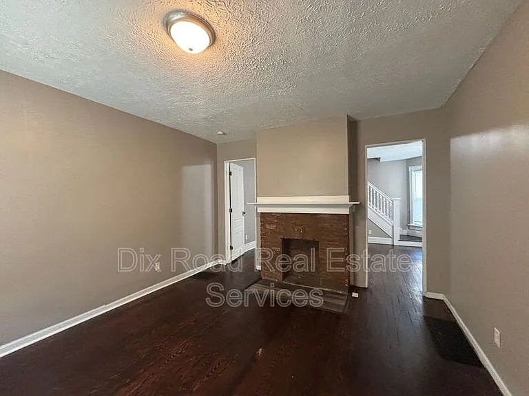 67 S McGee St — Photo 4
