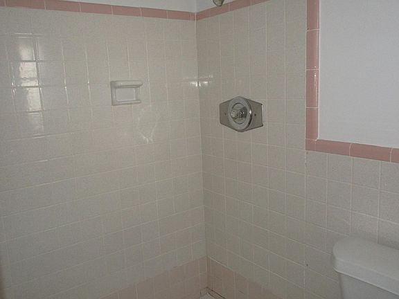 3rd image of 4930 Victoria Dr APT 2A