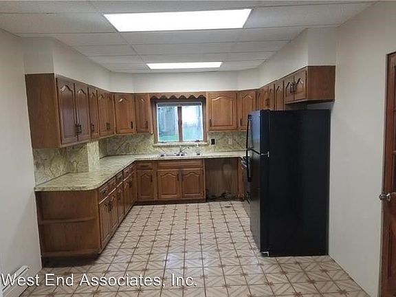 4th image of 405 E 9th St
