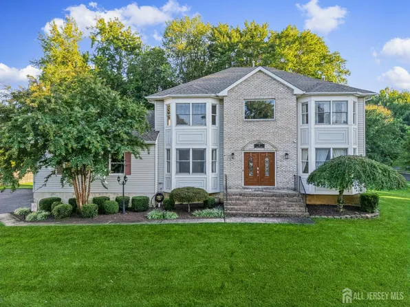 11 Camelot Dr, Monroe Township, NJ 08831