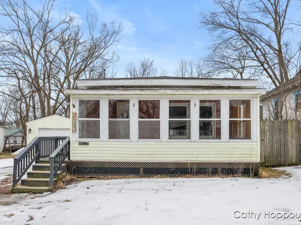 105 E Oak St, Greenville, MI 48838