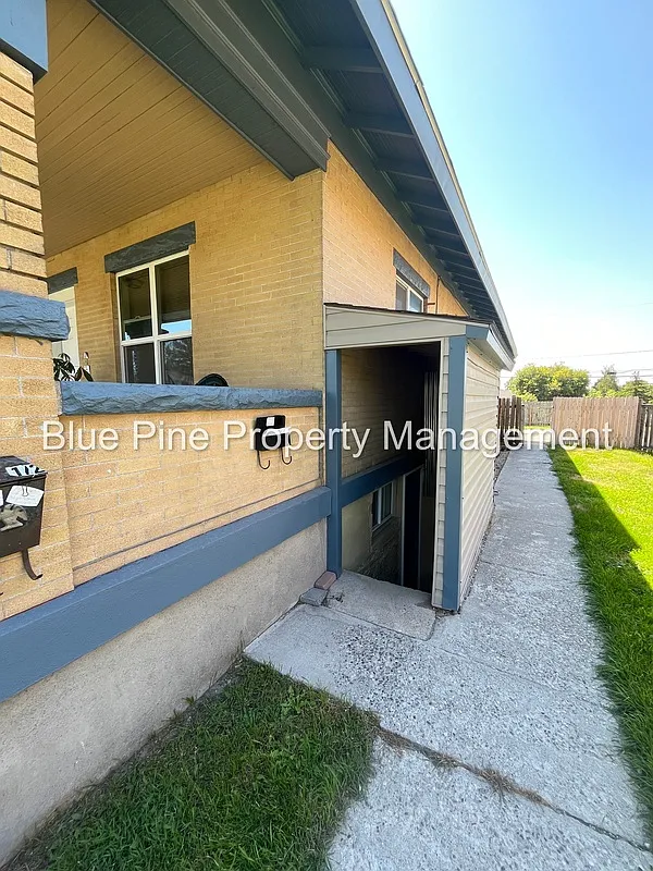 Building Photo - 461 1/2 I St