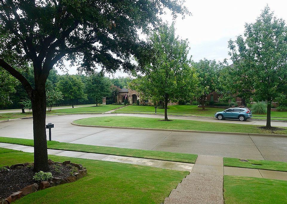 1st image of 902 Crestmoor Dr