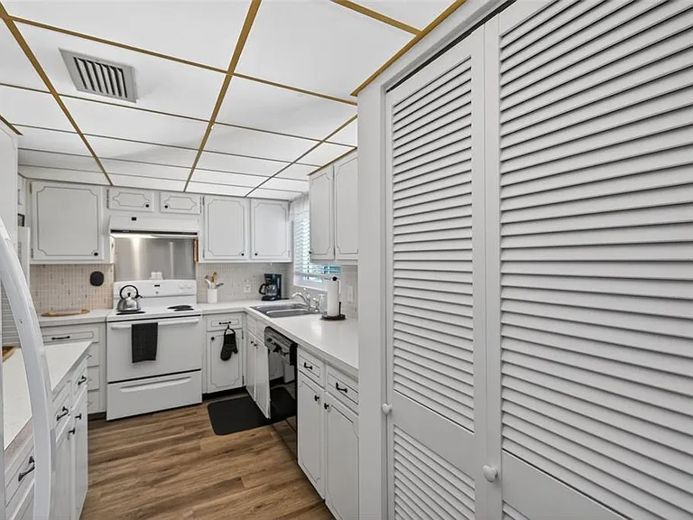 1200 N Shore Dr NE #201 — Photo 32