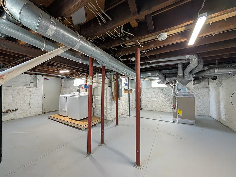 1041 Franklin Ave — Photo 22