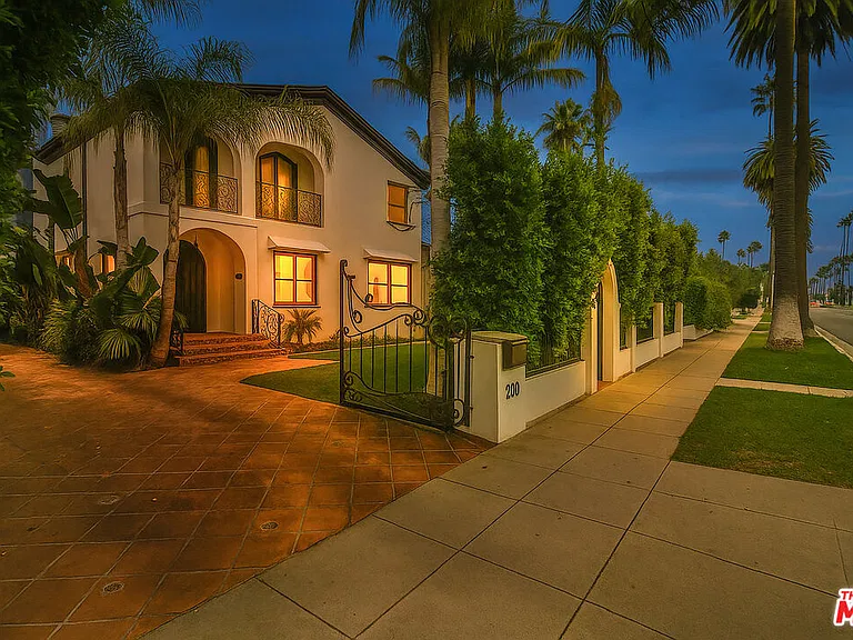 209 N Doheny Dr — Photo 2