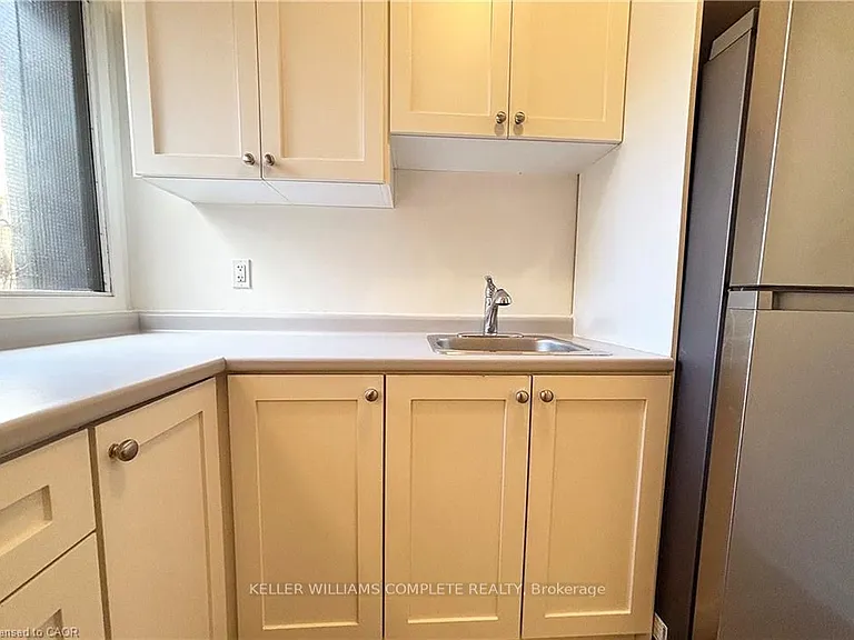 76 Wentworth St S #2 — Photo 8
