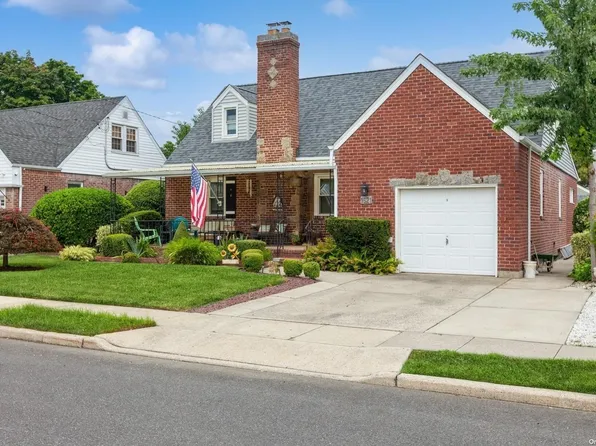 1621 Gilford Avenue, New Hyde Park, NY 11040