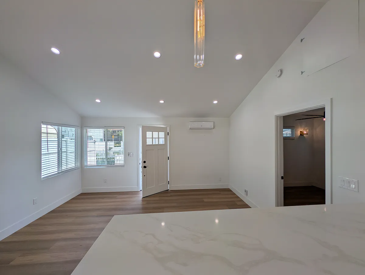 Building Photo - 419 W Riverside Dr #C