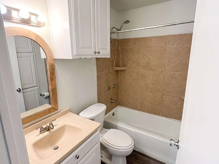 206 E 3rd St — Photo 10