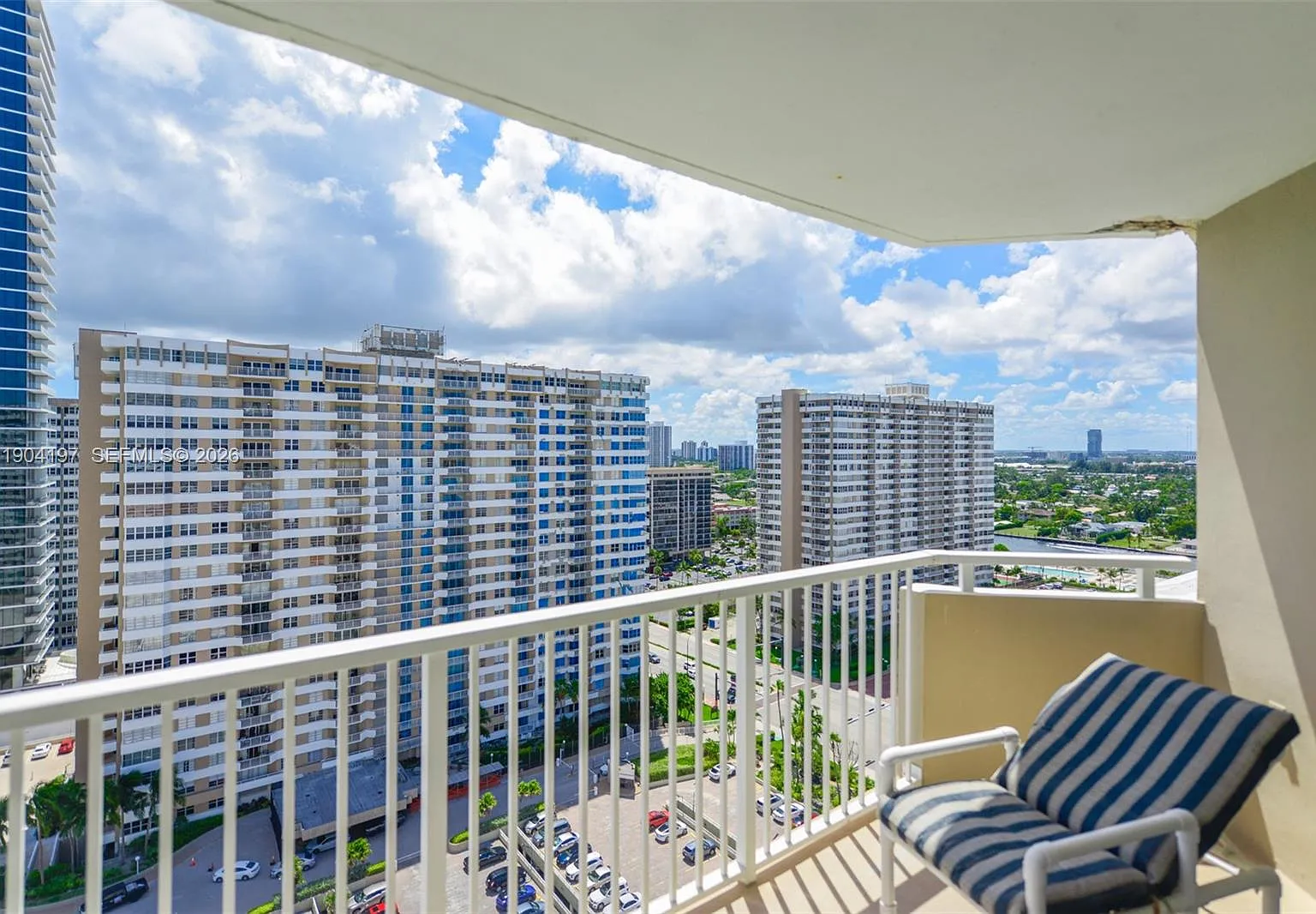 Hemispheres Condo — Photo 3