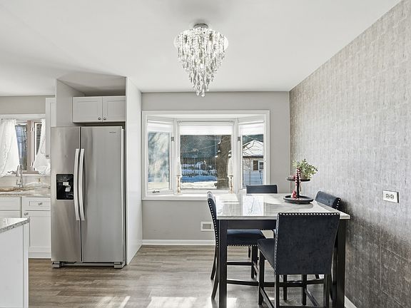 4th image of 537 E 161st Pl