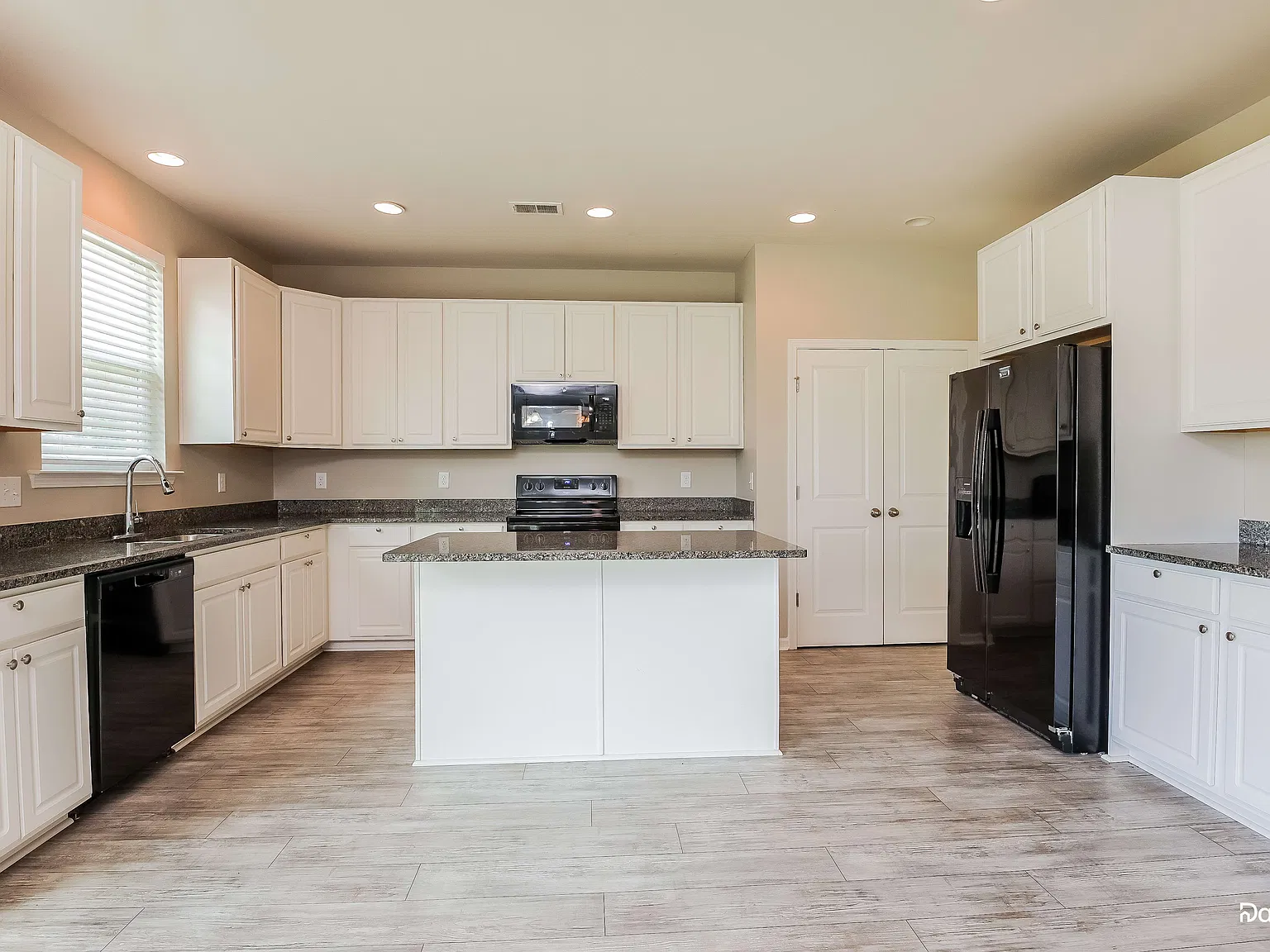 3 bed, 2.5 bath, 2964 sqft, $2,490 — Photo 3