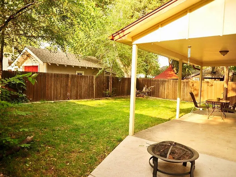 424 S Loomis Ave — Photo 2