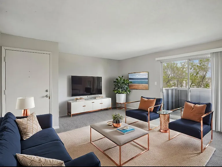 University Villa Apartments — Photo 16