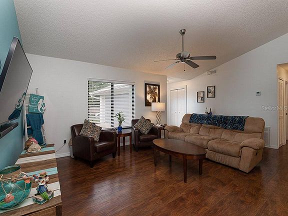 5th image of 945 S Watt Cir