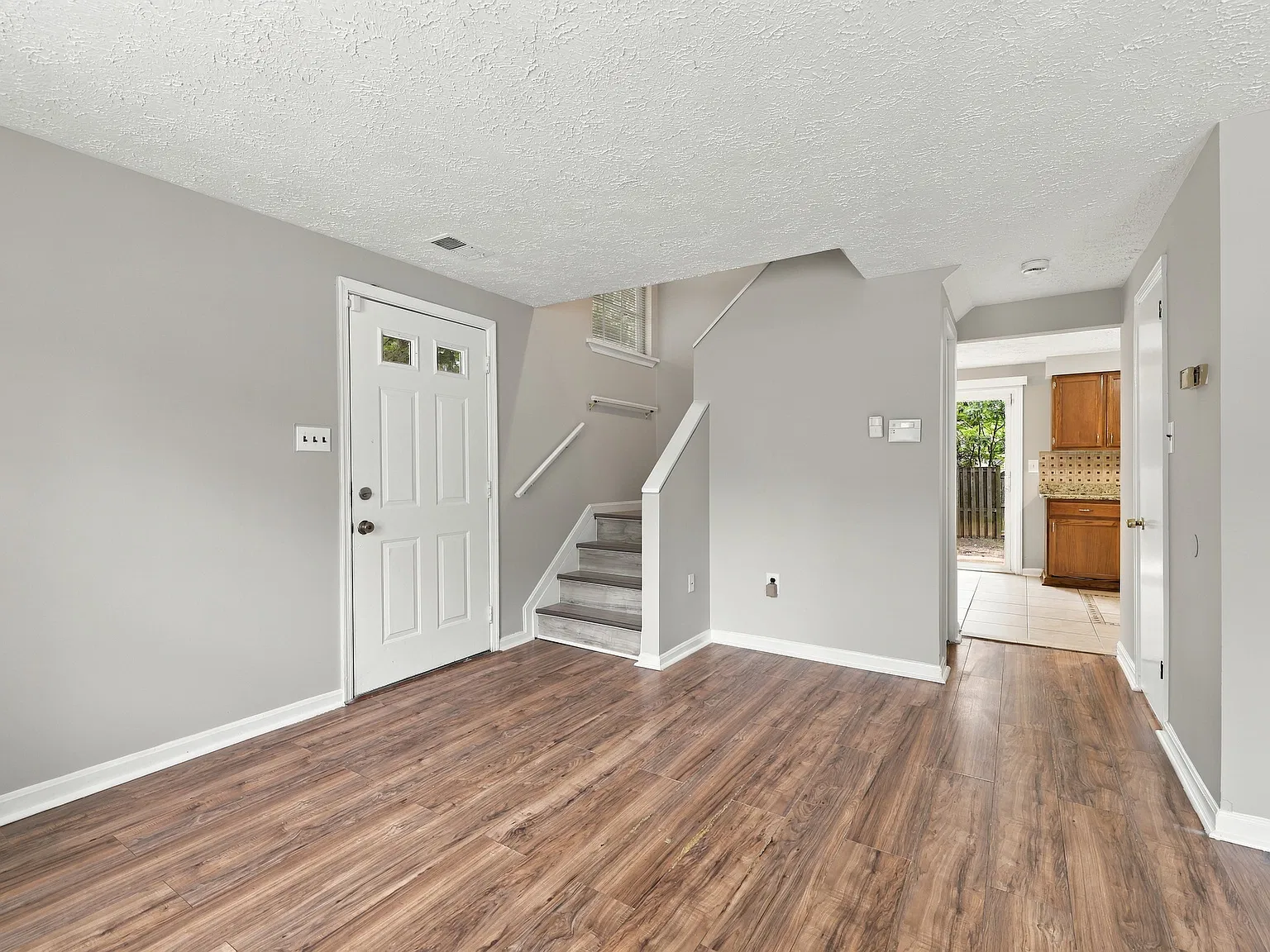 Beautiful 3 bedroom 1.5 bath End Unit Townhome! — Photo 3