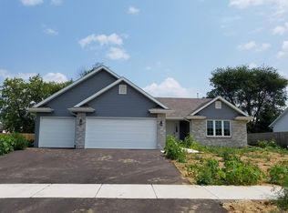 420 Live Oak Ln, Poplar Grove, IL 61065