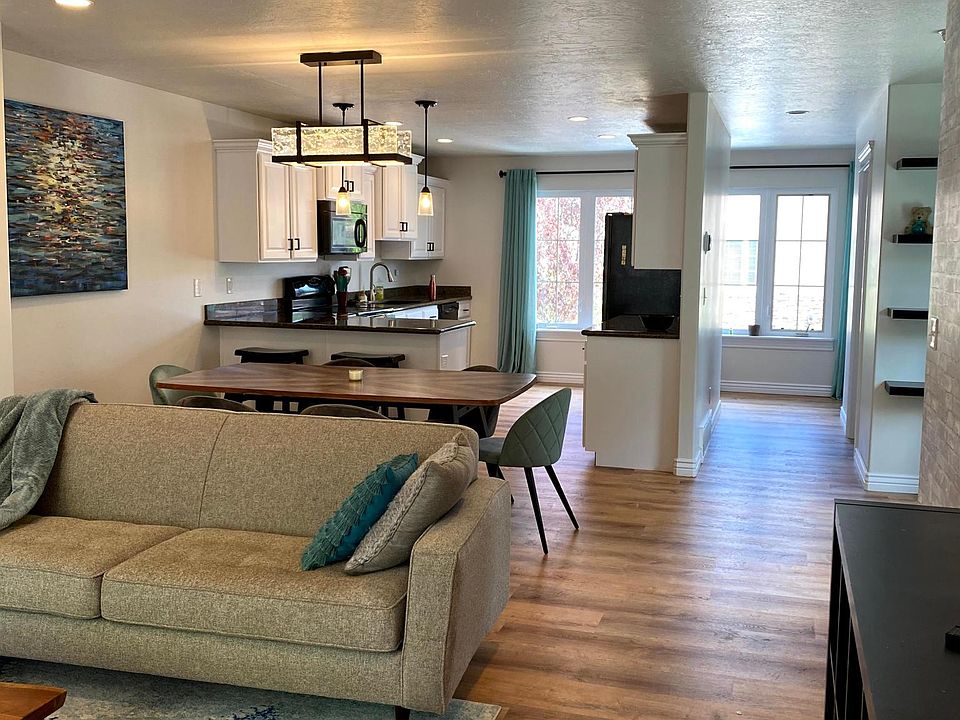 Open floorpan, wood laminate flooring