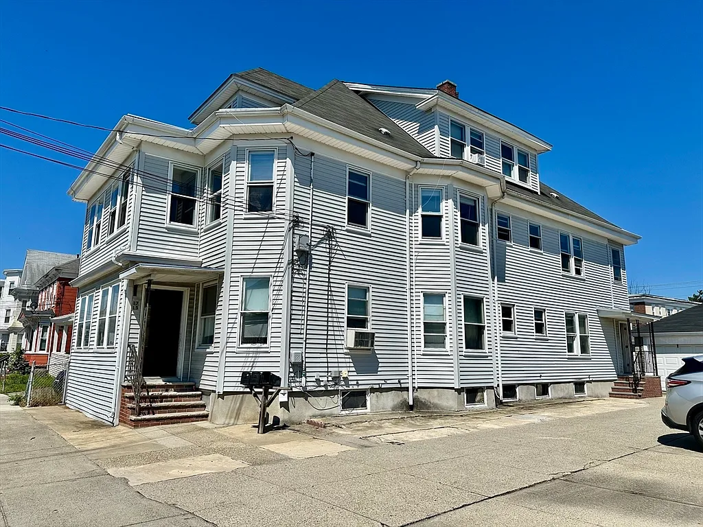 3 bed, 1.0 bath, 1588 sqft, $2,200 — Photo 1