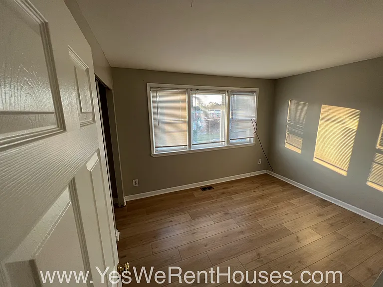 2801 Hinsdale Dr — Photo 5