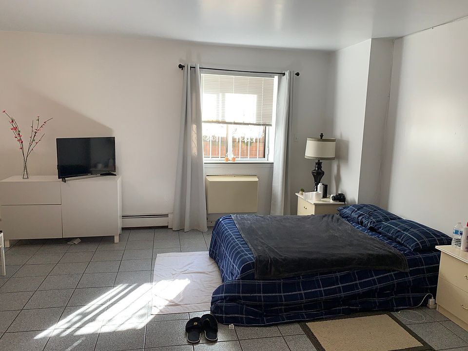 1st image of 14423 Barclay Ave APT L1