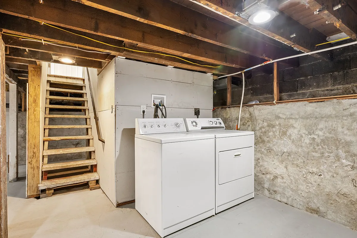 Building Photo - 629 Sinclair St #2
