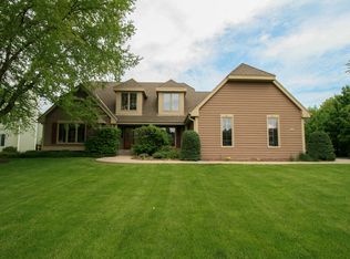 1300 Dove Ln, Grafton, WI 53024