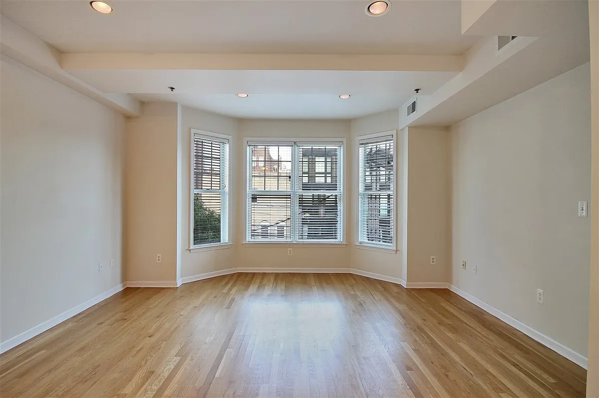 Building Photo - 704 Clinton St #3D