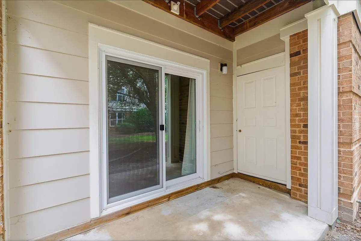 2 bed, 1.0 bath, 960 sqft, $2,175 — Photo 2