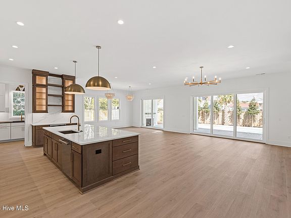 5th image of 604 Charlotte Avenue