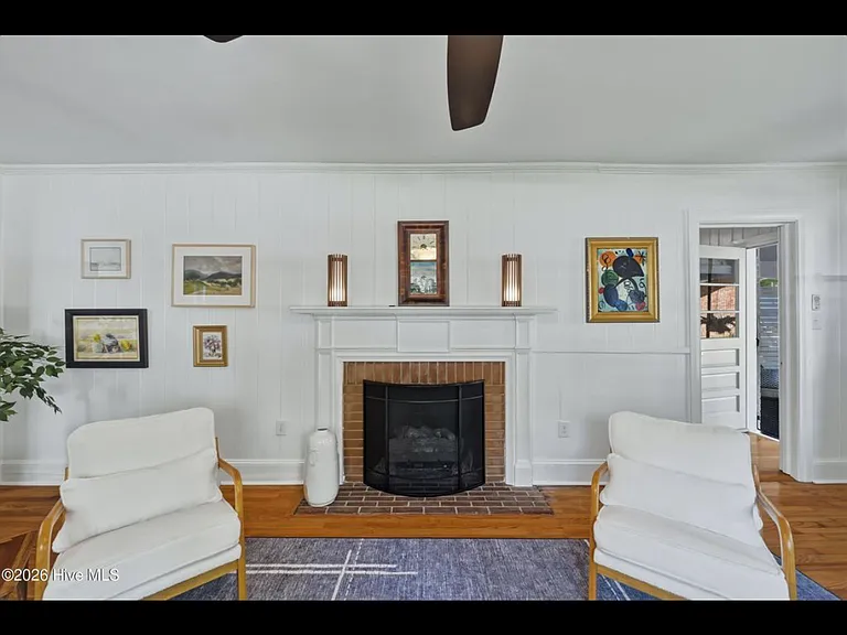 611 Clark Dr — Photo 4