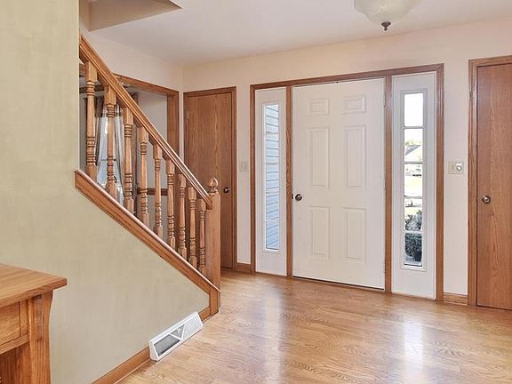 5th image of 30 Emerald Ct