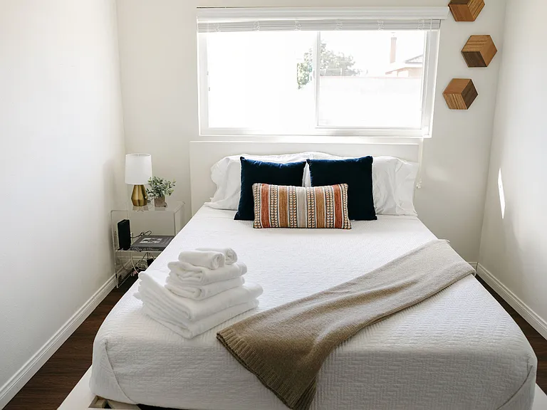 4588 Winona Ave — Photo 63