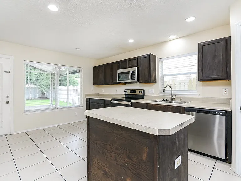 1231 Heather Lake Dr — Photo 7