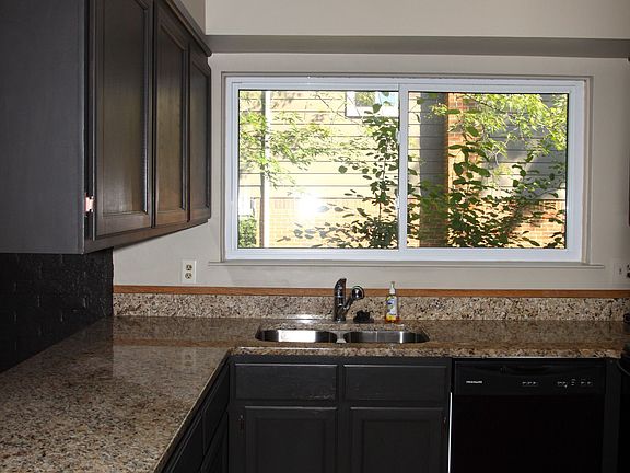 Kitchen , Granite Counter 
