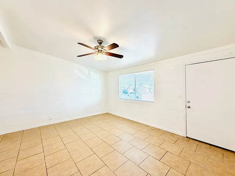 1 and 2 Bedrooms Available! Off Street Parking, Hard Flooring, Vaulted Ceilings, Central Air Cond... — Photo 16