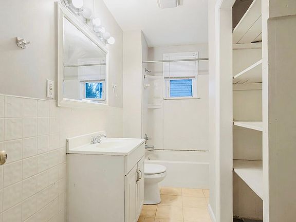 3rd image of 1747 E Oak St #2