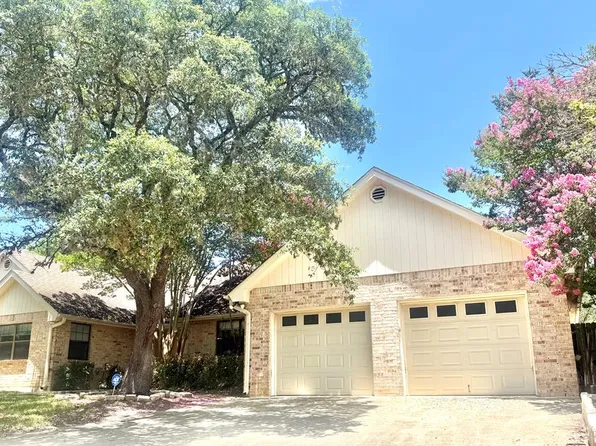 1310 Warbler Dr, Kerrville, TX 78028