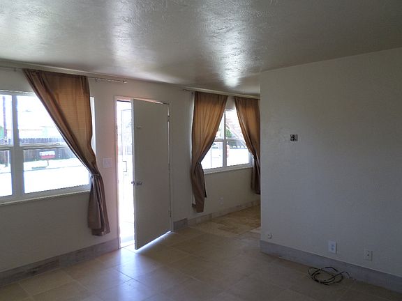 3rd image of 1001 Niantic St APT 2