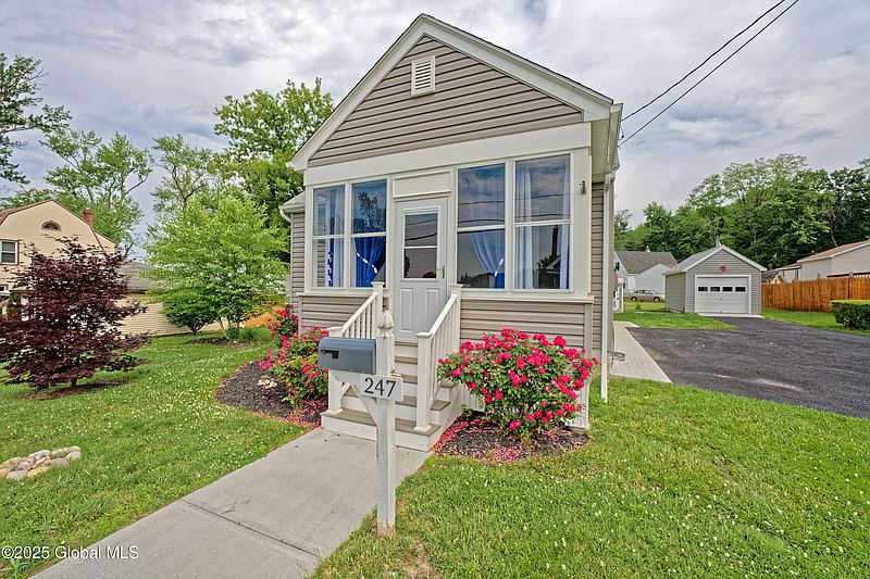 3rd image of 247 E Hudson Avenue