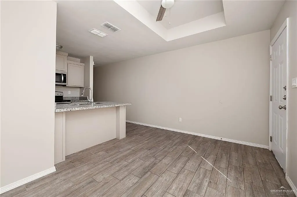 1105 W Kennedy St — Photo 4