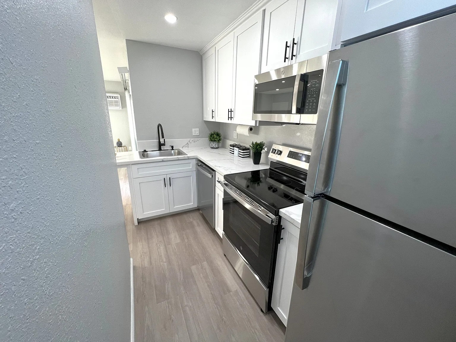 Estrellita Arms Apartments — Photo 3