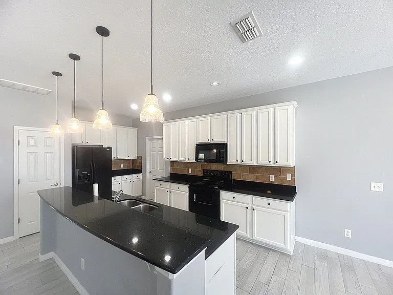 1476 Lexington Ave — Photo 9